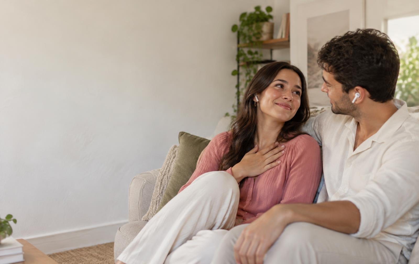 Casal emocionado ouvindo uma música personalizada